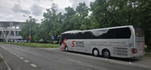 Read more about the article Toaleta w autokarze – luksus czy dekoracja? Cała prawda o korzystaniu z WC w trasie