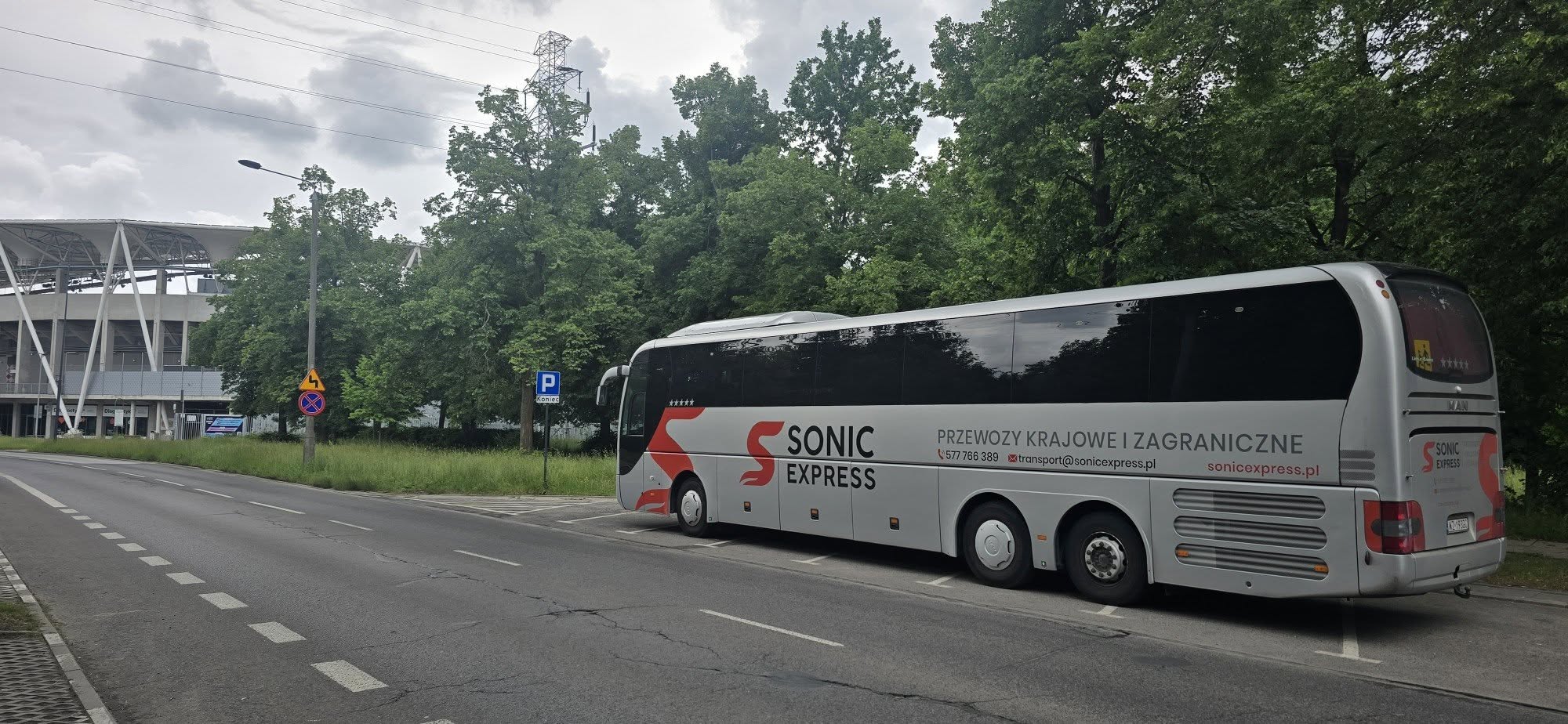 You are currently viewing Toaleta w autokarze – luksus czy dekoracja? Cała prawda o korzystaniu z WC w trasie
