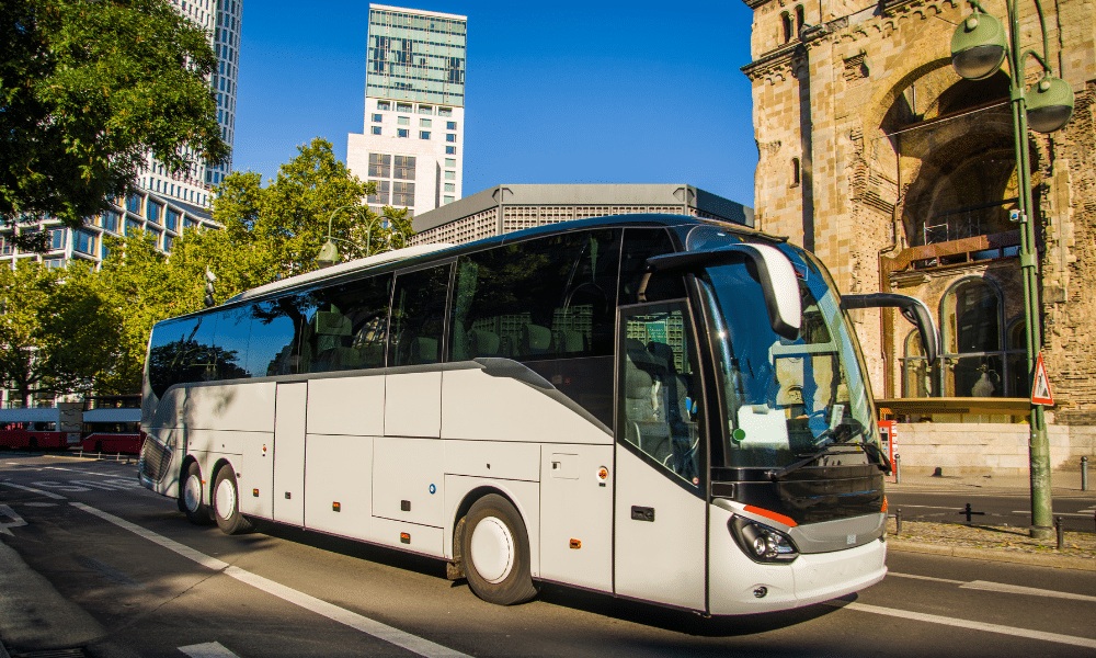 Read more about the article Ciekawostki o autokarach – co warto wiedzieć o autobusach turystycznych?